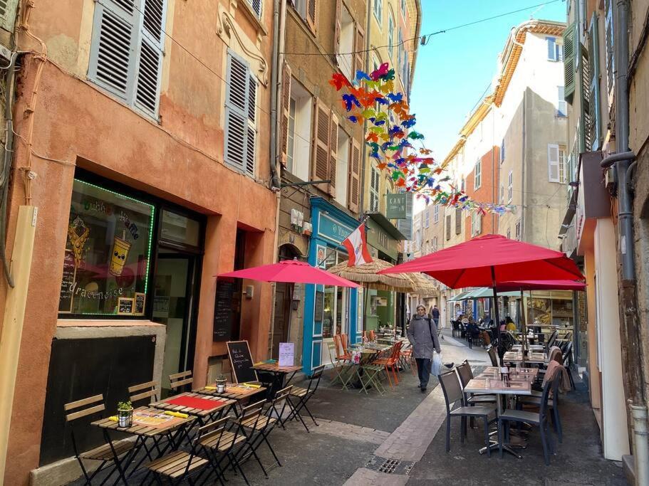 Akropole De Caroline, Central, Lumineux, Calme, Free Parking, Lift, 3 Beds Apartment *
