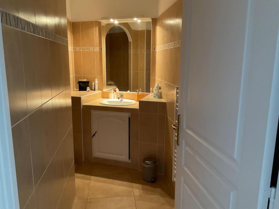 Apartment Akropole De Caroline, Central, Lumineux, Calme, Free Parking, Lift, 3 Beds *