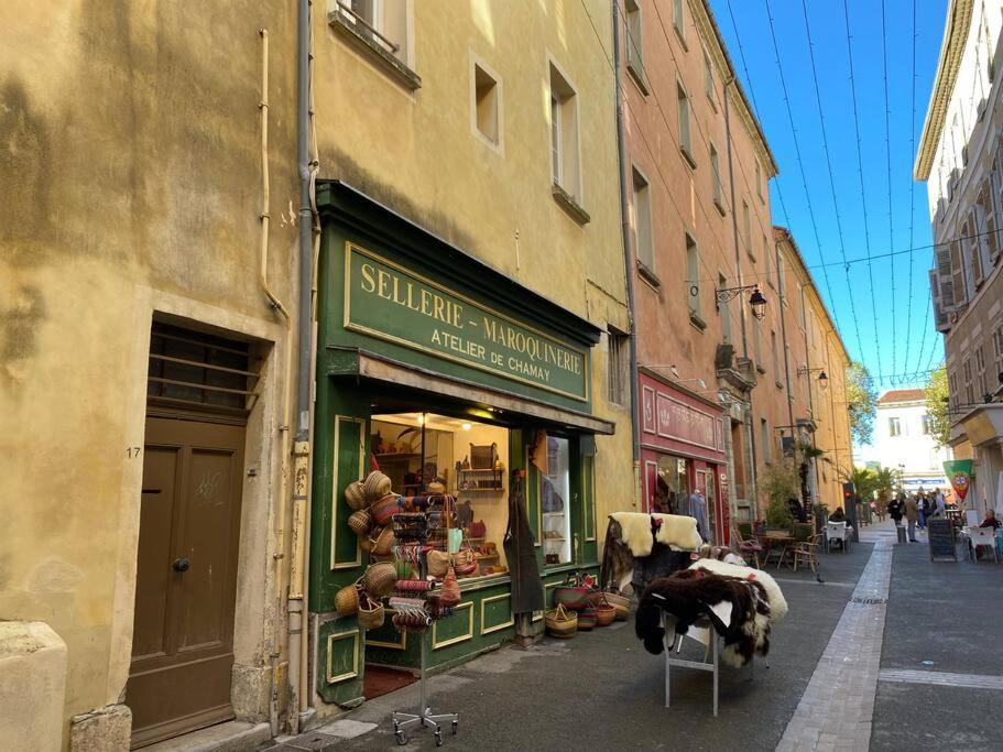 Akropole De Caroline, Central, Lumineux, Calme, Free Parking, Lift, 3 Beds Draguignan